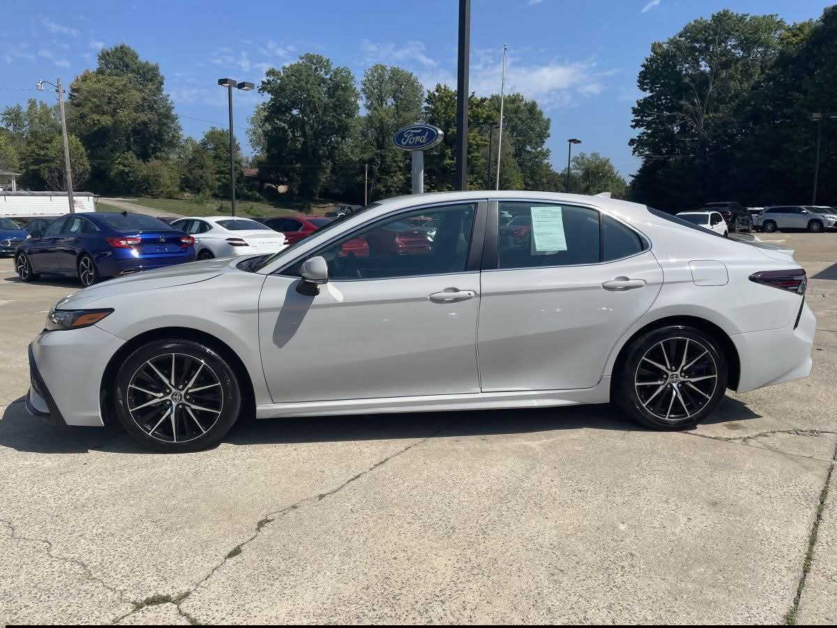 2024 Toyota Camry SE 