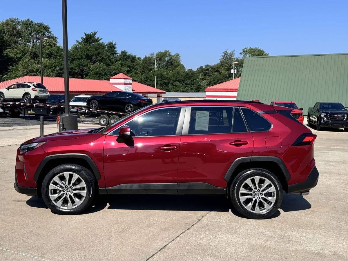 2022 Toyota RAV4 XLE Premium  